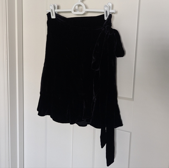 Reformation Black Ruffle Velvet Silk Wrap Mini Skirt sz S - Picture 4 of 9